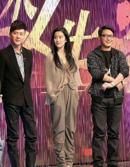 才发现黎明个子不高，竟然与身边的女星一样高！​​​