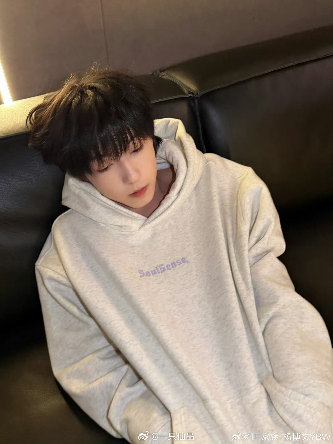 杨博文最新营业，五官自带贵气，清冷拽感中又透着软萌，简直就是漫画里走出来的少年。