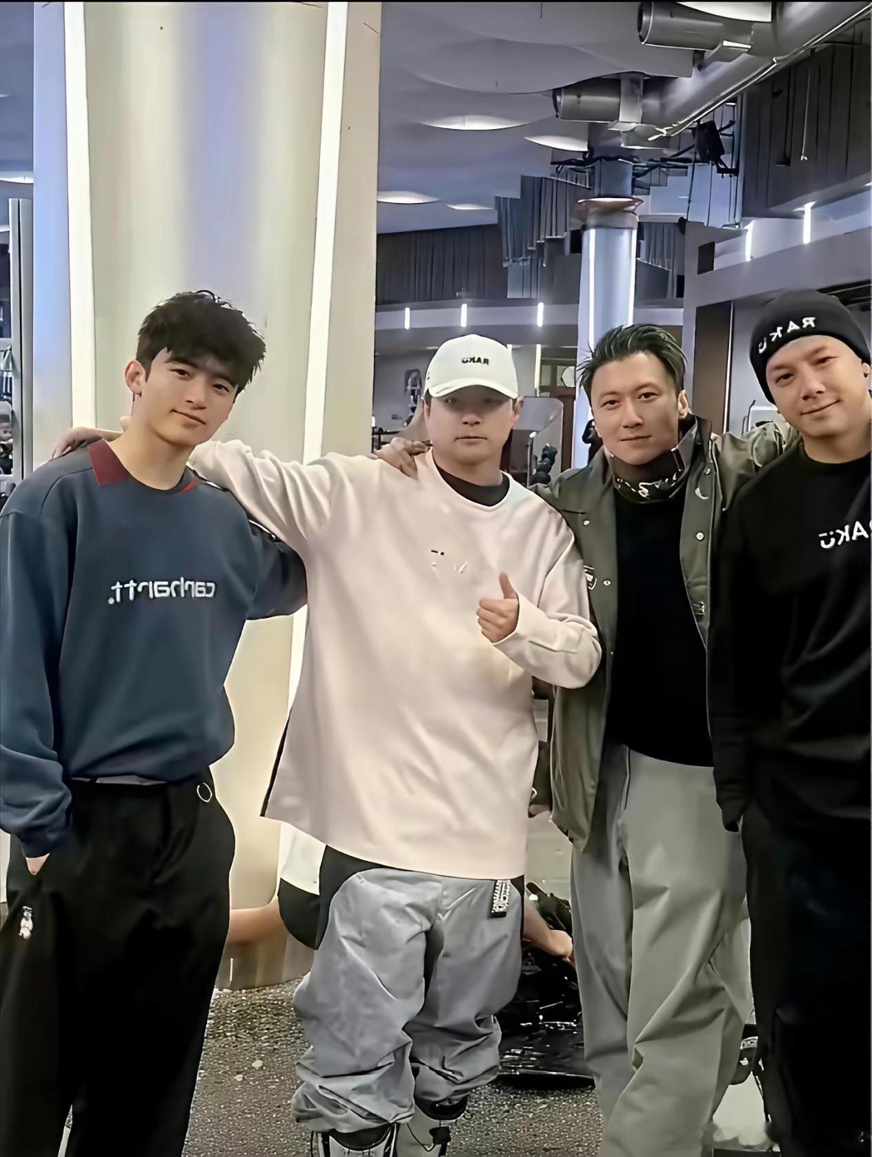 太意外！谢霆锋居然没18岁儿子Lucas高谁能想到，谢霆锋看着一直挺高挑，如今跟