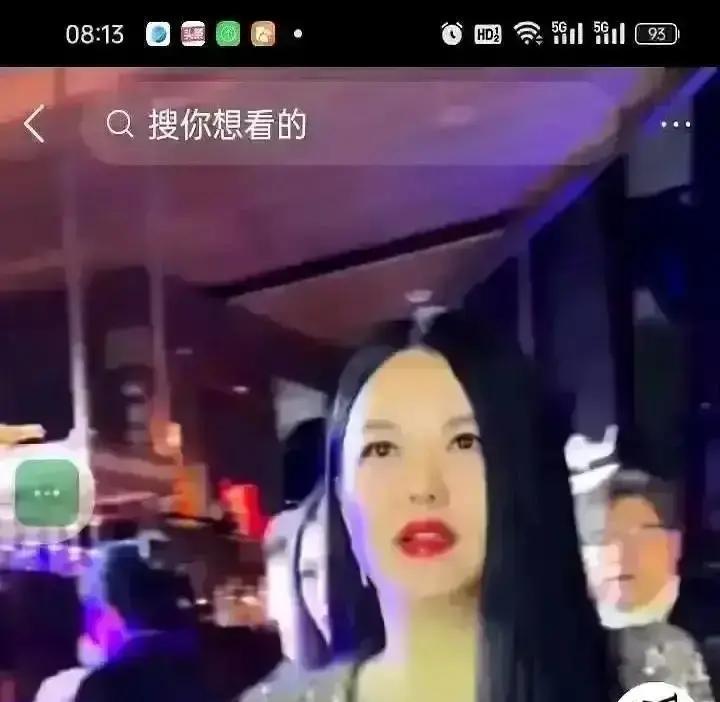 递雪茄被拒，李湘踩线美高梅二十周年私宴，何超琼全程站主桌。李湘拿雪茄凑过去