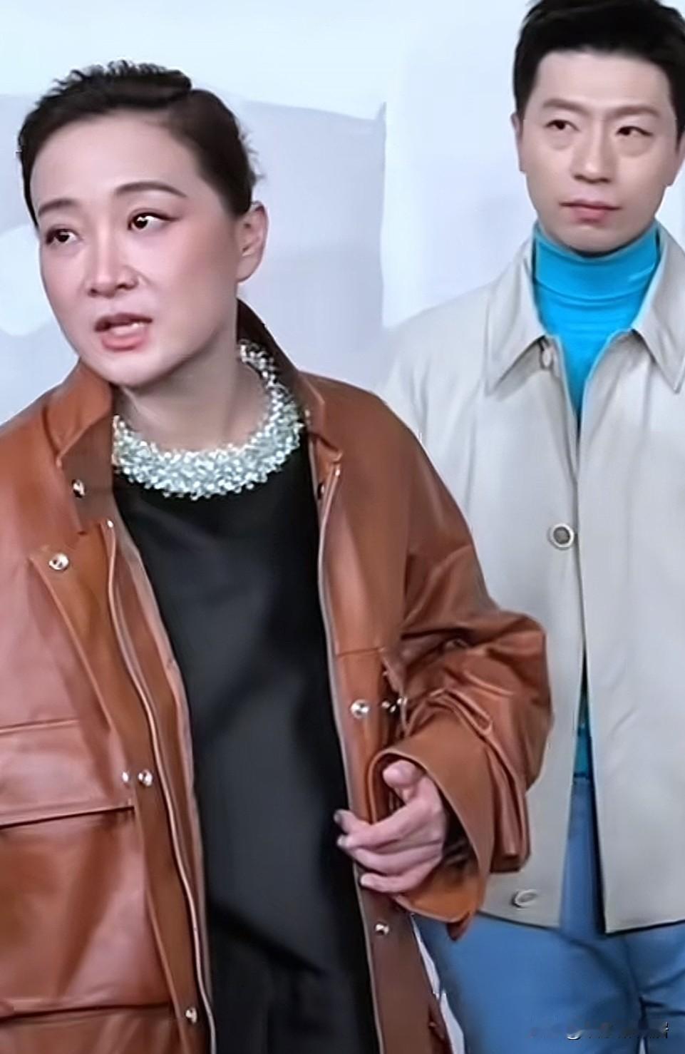 谁能告诉我这是贾玲？这完全就是另一个人，一点也不喜庆，看着好别扭虽然整个