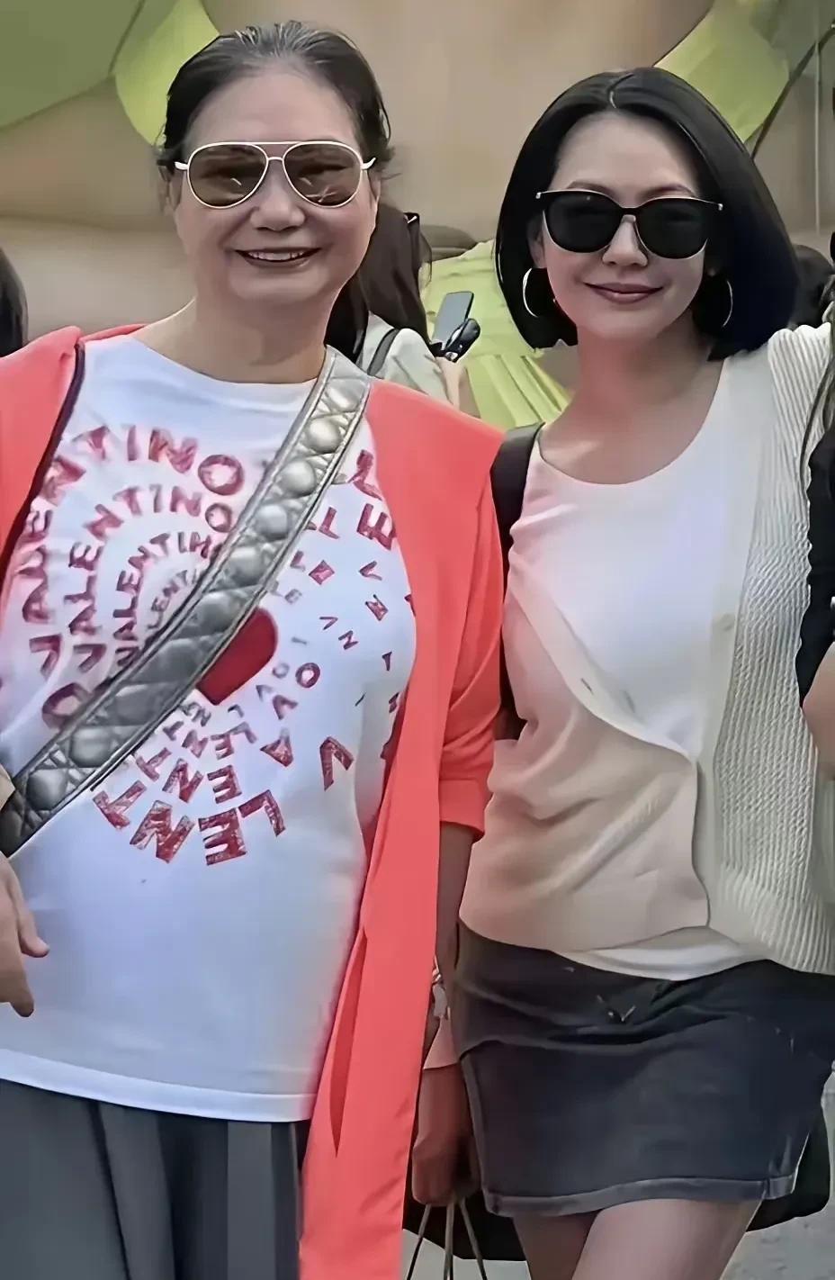 小曲线这个人，我真的看不懂了！你说她傻吧，她把姐姐哄的团团转你说她聪明吧，她