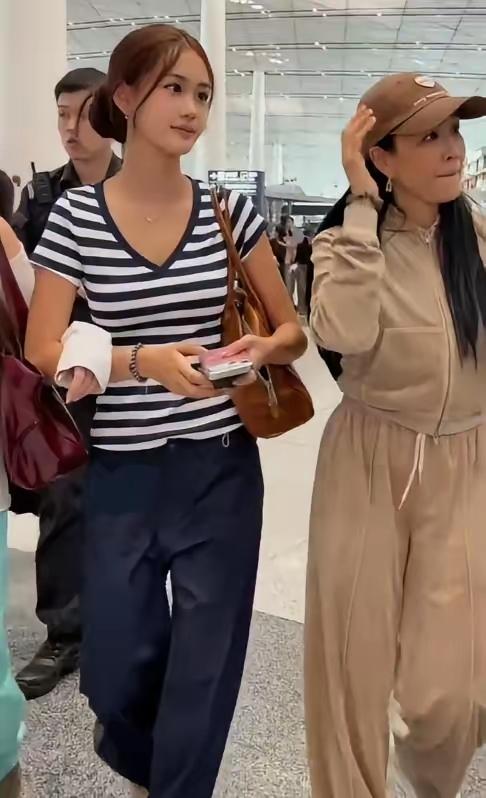 6月23日，钟丽缇携女儿考拉在北京机场被网友偶遇，并拍照留念！镜头下的钟丽缇身