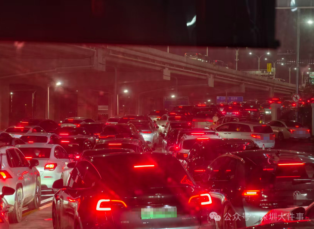 #网友回深圳花11小时破20年纪录#【“回深花了11个小时”！网友直呼破纪录！有