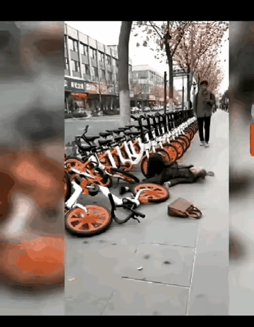 这算现世报吗？人不能作恶啊，不然就像这位大妈。你说那共享单车碍你啥事，你走你的