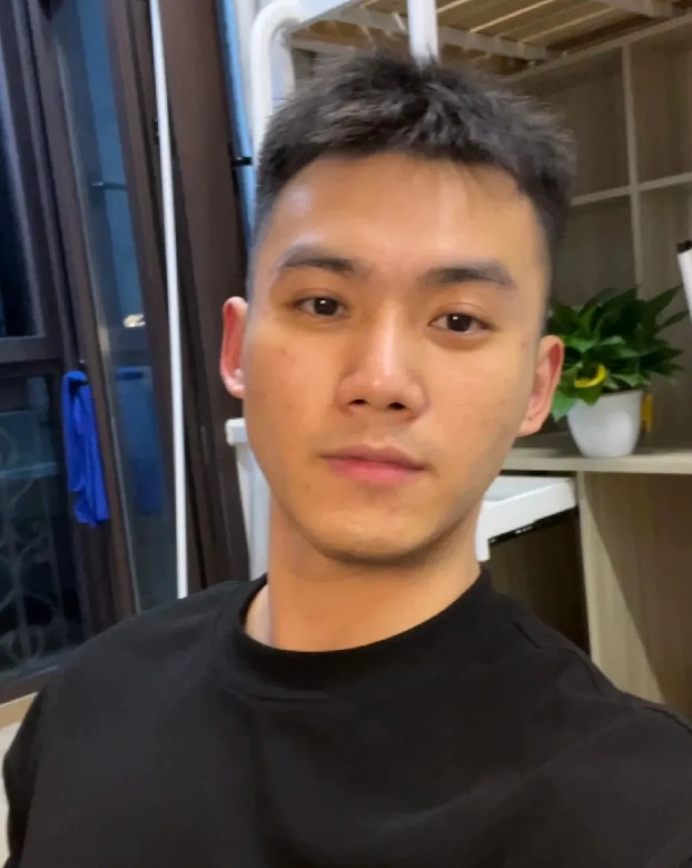 相亲遇到了家庭条件差但个人顶配的美女鼓起勇气想要叛逆父母一回，问她周末有没有