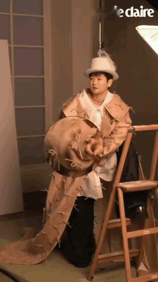 莎莎拍摄嘉人的幕后是每个人对她的爱镁光灯尚未亮起的间隙莎莎乖巧地静候在拍摄区