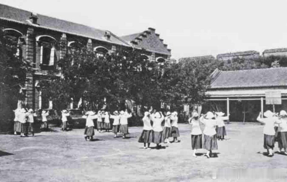 20世纪初，奉天（今沈阳）省立女子师范学校的学生正在操场运动。该校原为奉天官立女