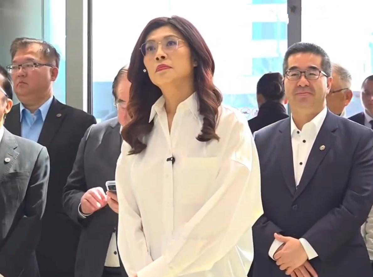 郑丽文看到一辆车说：“哇，那个车好漂亮”！还亲自坐在车上体验了一下，坐在车上对镜