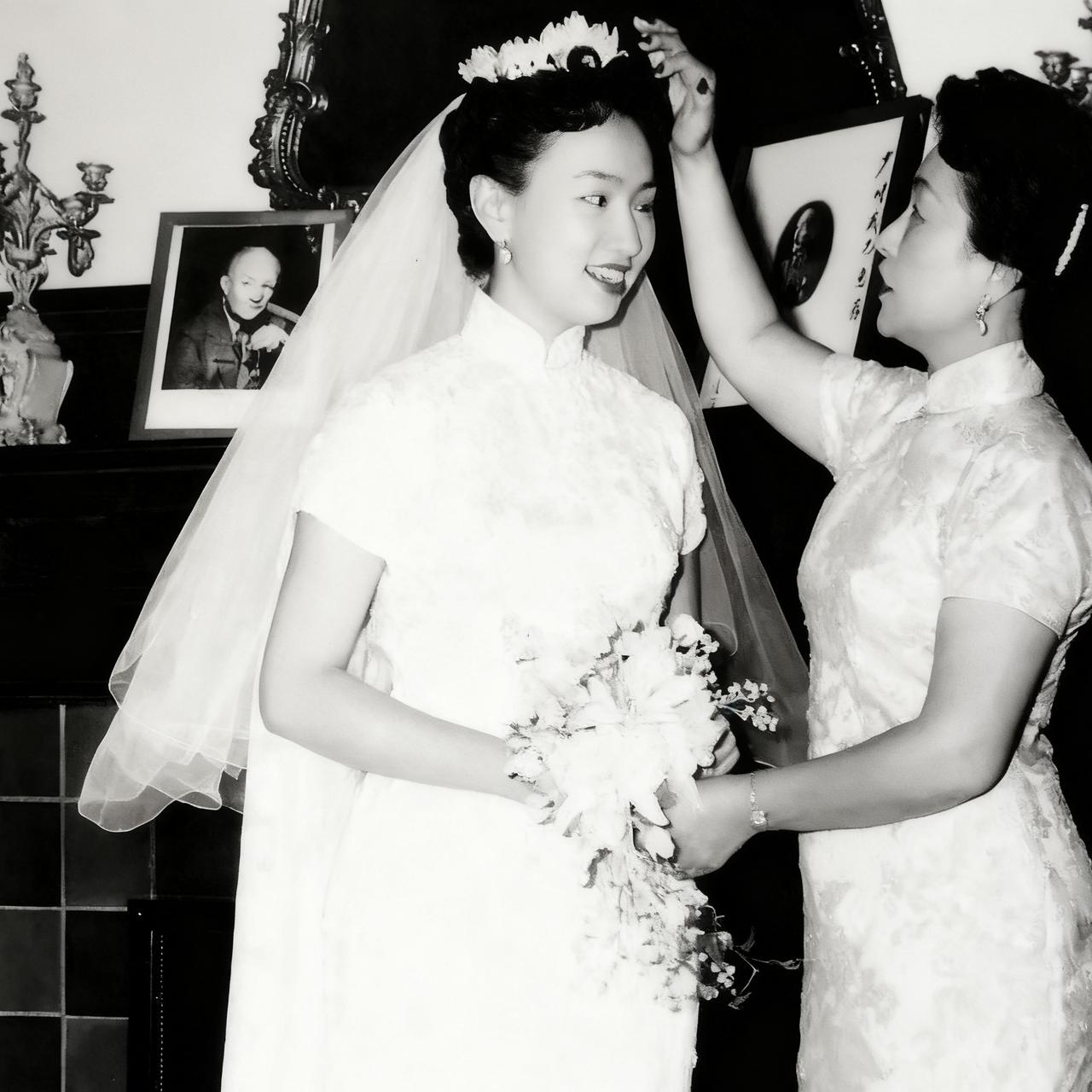 60年代，严幼韵为女儿杨雪兰整理婚纱，一张温馨的合影，母女俩站在一起，看起来非常