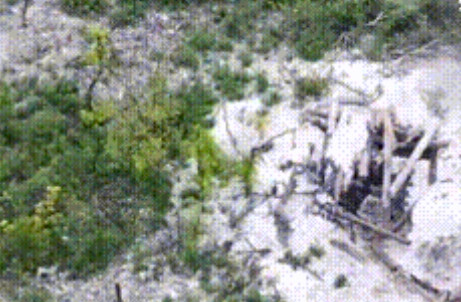 塞弗尔斯克地区，俄军无人机全程录制下了乌军士兵失踪的全过程。乌军的掩体遭到俄军的