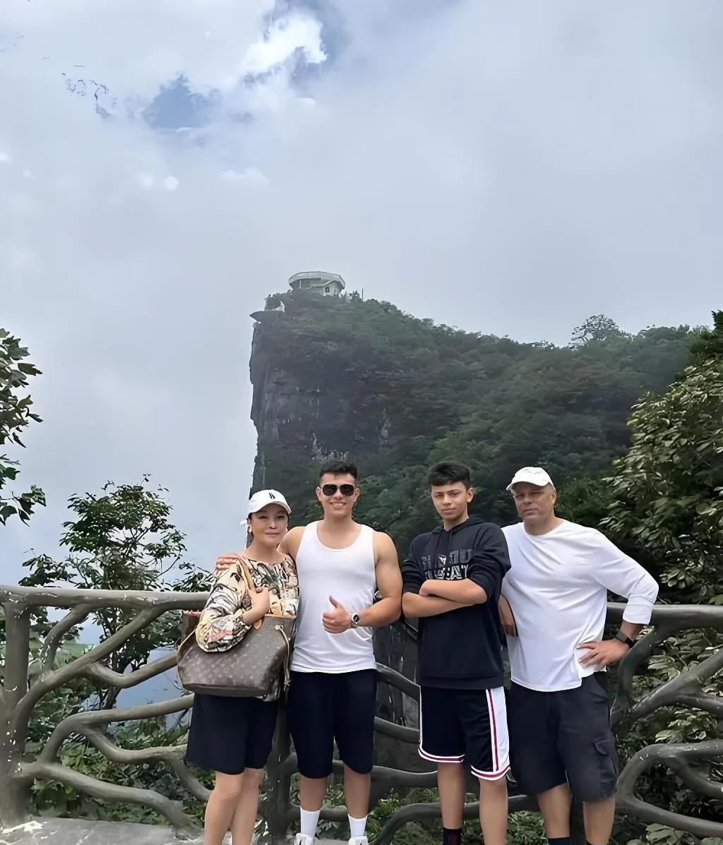 这家四口人颜值太高了，左边是史可，和巩俐是同学还是中戏五金花之一，长相雍容华贵，
