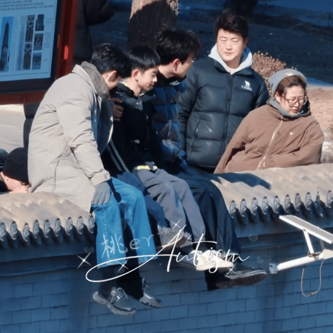 肖战不经意间的萌。边儿上王彦霖冻成二大爷一样了（王哥别骂我）肖战不经意间捧个脸这