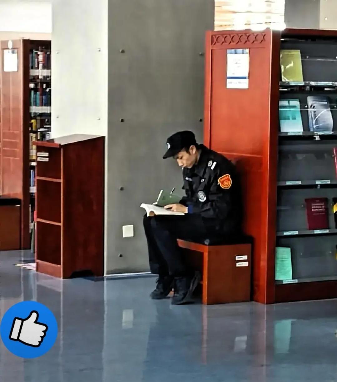 图书馆里的保安大哥：在平凡岗位上的求知光芒在一所大学的图书馆里，有这样一个