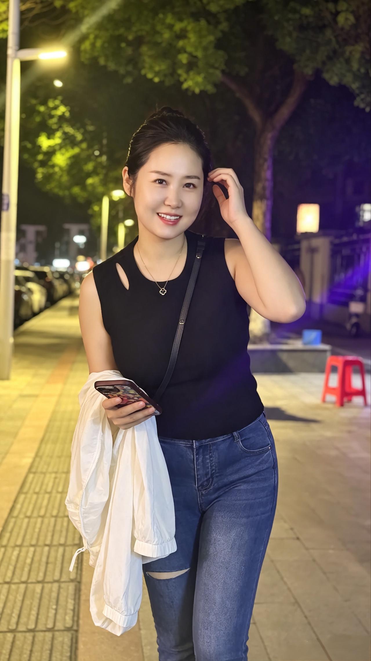 做一个充满正能量的人，去感染和影响身边的人。街拍美女