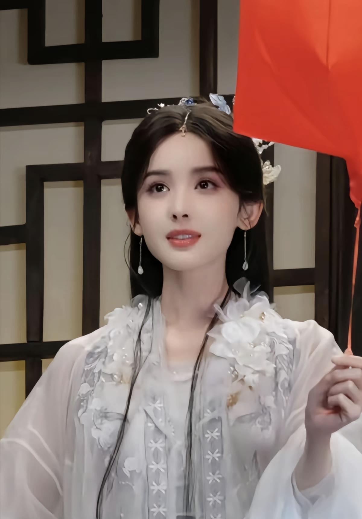 真的感觉越来越像孟子义了但是孟看着脸更千金感一些虽然他演技确实不咋