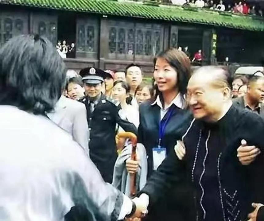 写小说也不可以信口开河，比如金庸，因在《笑傲江湖》中将青城派描写为贪婪残暴的武林