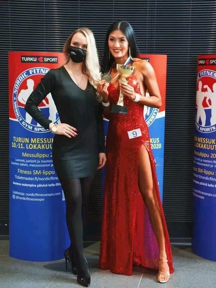 胡平山的人生简直开了挂！她1972年出生在北京，家境优渥，含着金钥匙长大。24岁