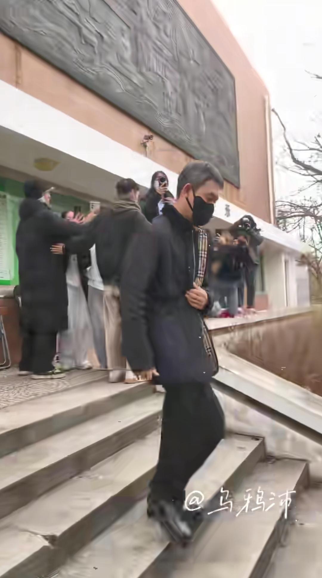 11月24日，演员张译在参加完中传亚洲大学生电影闭幕式后，低调离开了。张译发