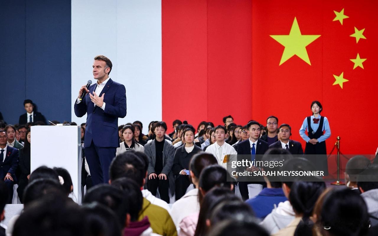 马克龙12月5日下午访问四川大学，法新社当晚就火速出图。你可以质疑法新社
