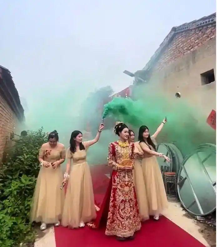 婚礼伴娘玩嗨了？彩雾棒喷出黑烟熏懵大爷，网友：这礼随亏了！大喜的日子，谁不想追