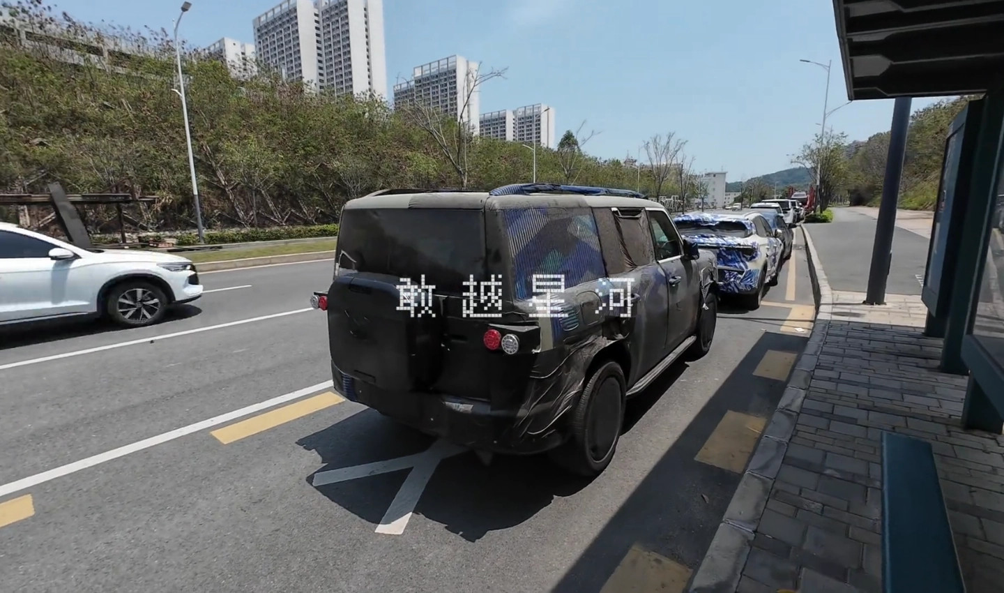 比亚迪方程豹全新SUV车型“钛7”谍照曝光博主“敢越星河”近日在抖音上
