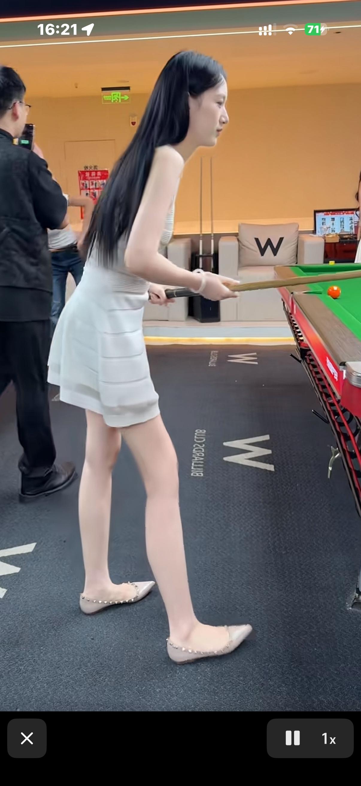 现在好多台球室提供美女陪练服务收费还挺高的，一个小时一百六十块，我们普通人有