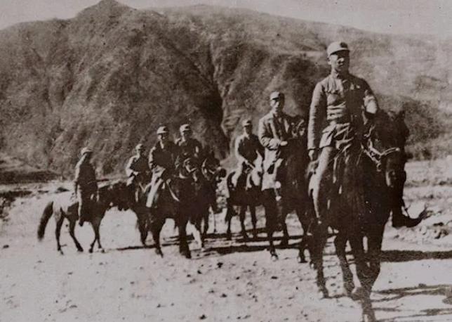 1939年，八路军战士夜闯日军马厩，准备把马牵出来，不料地上睡着日军，战士刚进去