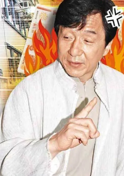 成龙的车库里跑车太多，他曾经说过不少于30辆，以至于后来放不下，太太林凤娇说：你