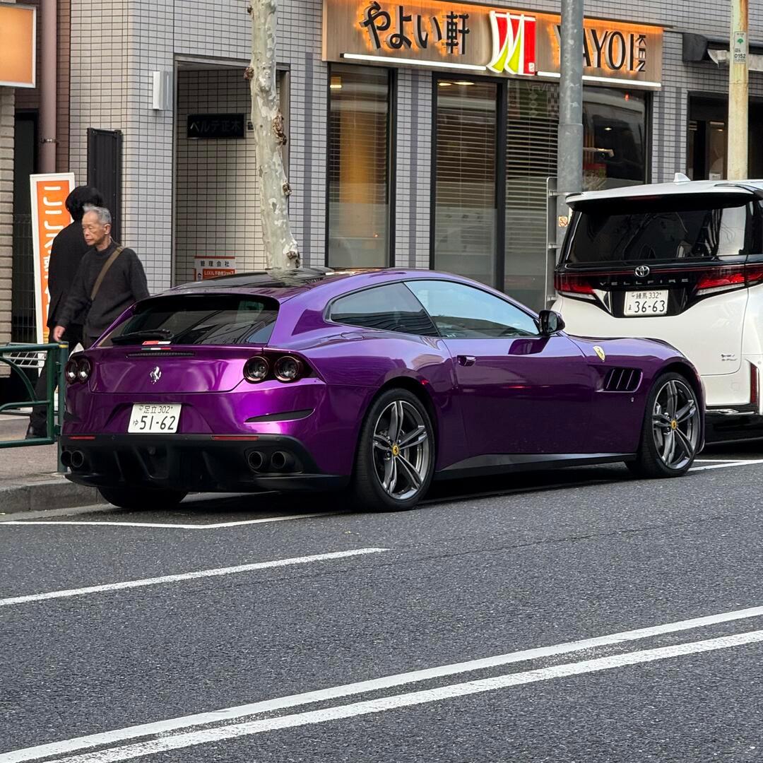 街拍法拉利，紫色很有韵味。