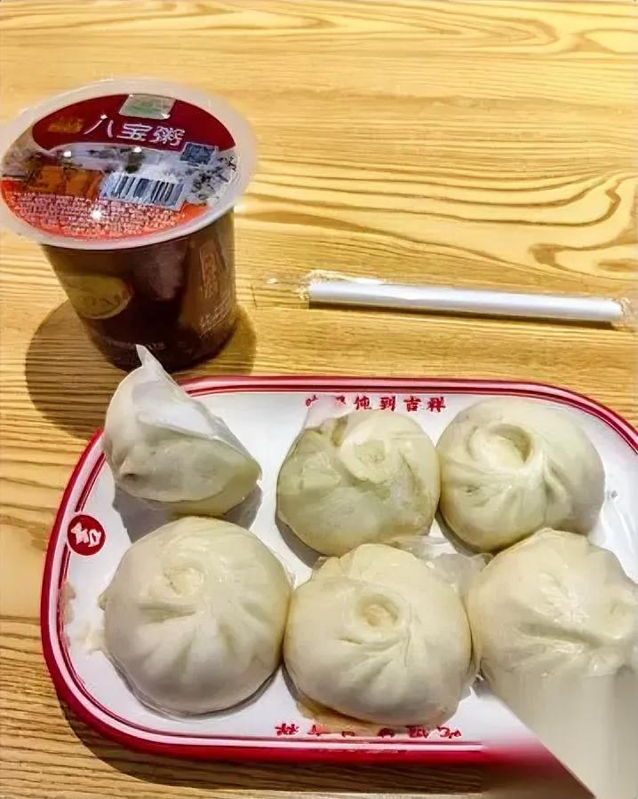 预制包子踩雷了！14块拿出来还是热的却难以下咽？买了笼14块的预制包子，
