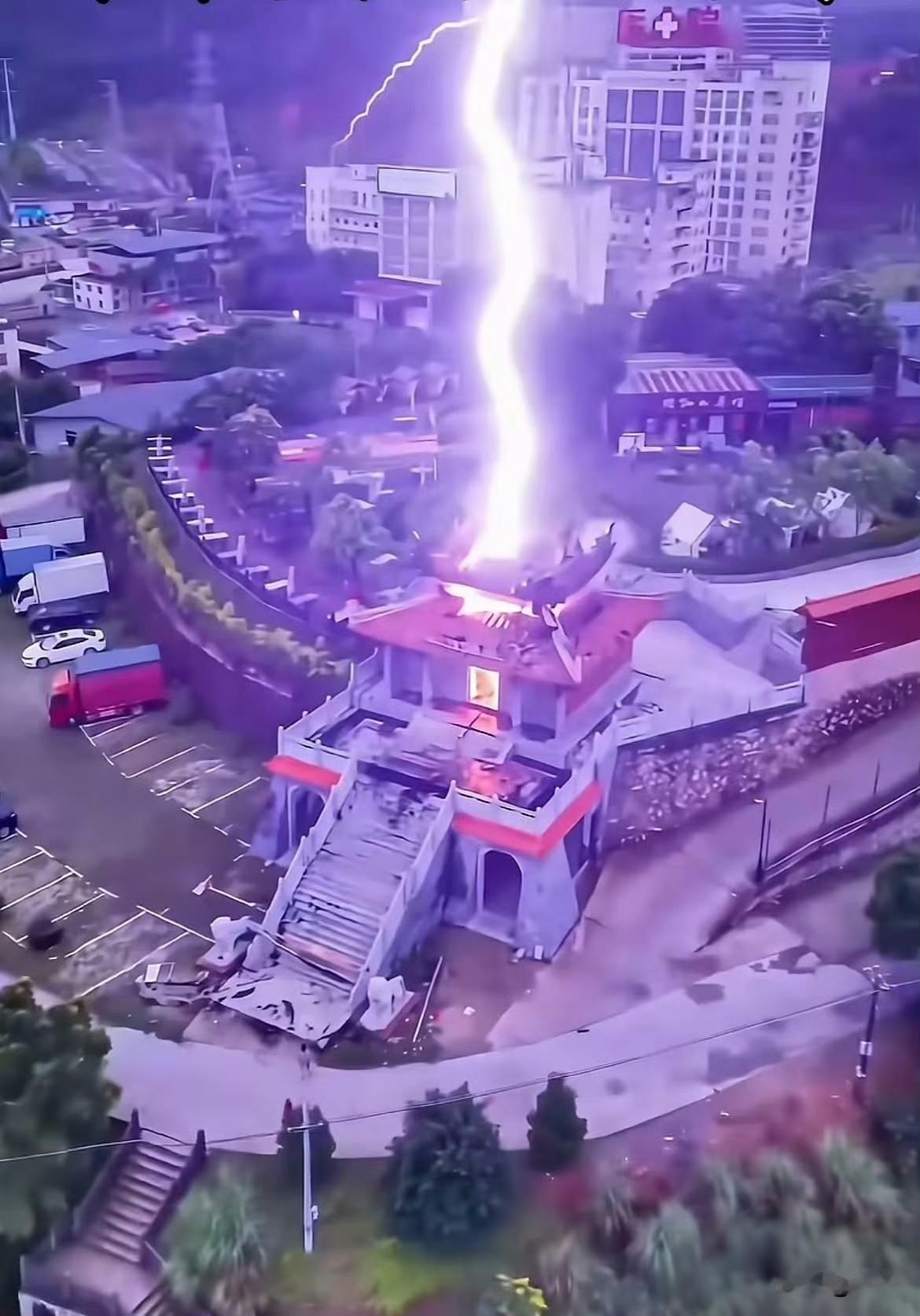 近日福建安溪龙须殿遭罕见紫雷直击的消息刷屏，这座对外伪装成民间神殿的建筑，实为叛