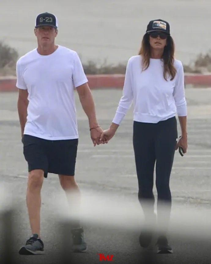 自从爱子普雷斯利去世后，传奇超模辛迪·克劳馥（CindyCrawford）和丈