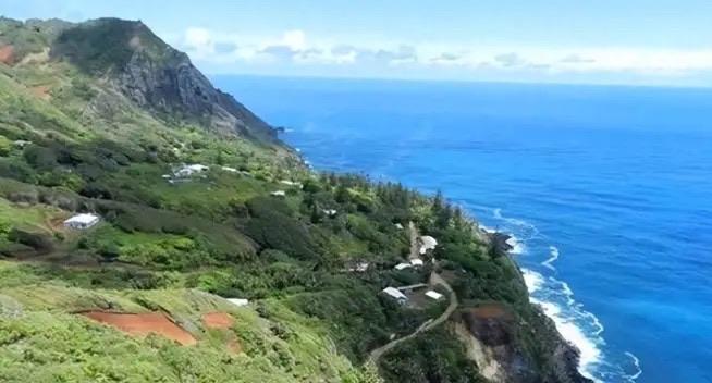 1789年，9个英国叛兵逃上太平洋孤岛，杀光土著男人、霸占所有女人，两百年后，这