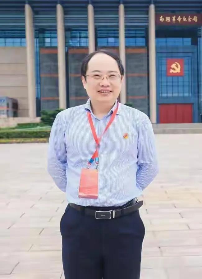 现实版南郭先生，高中学历的郭伟给博士生上课。郭伟的学历遮羞布最终被学生揭开。要不