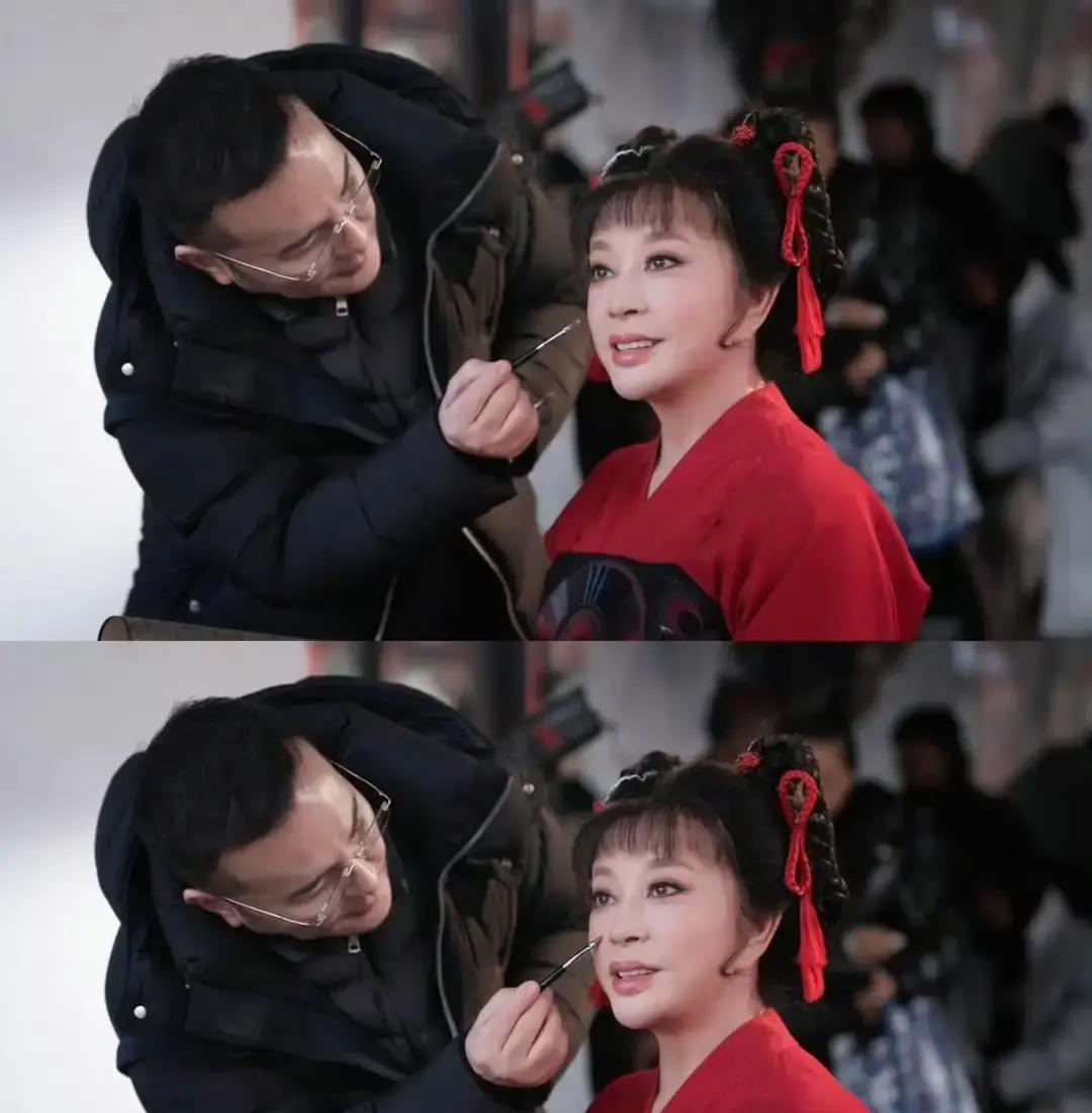 75岁刘晓庆跟小32岁男演员啃吻戏，连拍18条凌晨淋雨不喊停！毛戈平亲自上手，