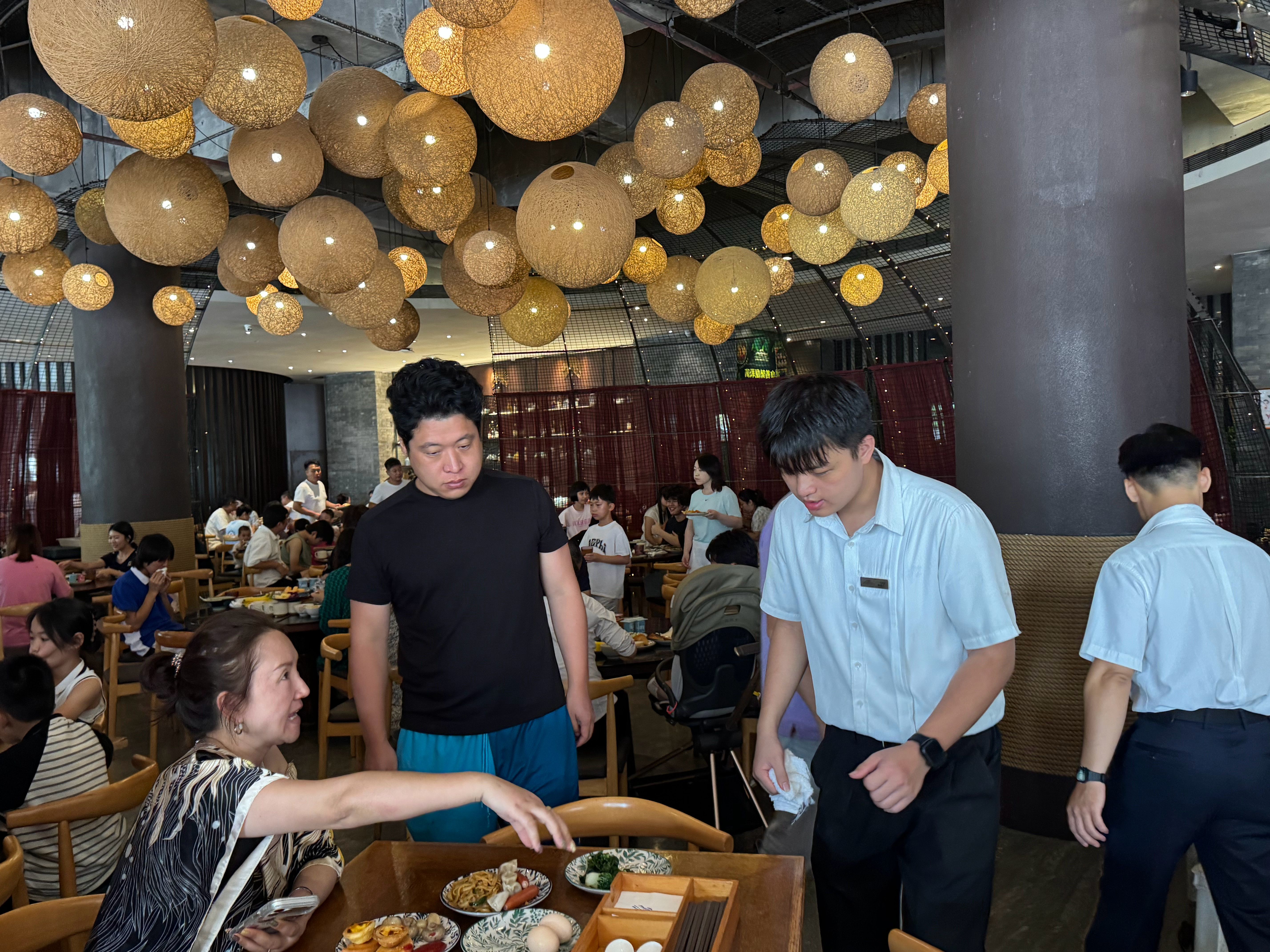 这就是暑假嘛，度假酒店吃早餐，找了二十分钟都没有位第一次看见吃早餐人挤人的。