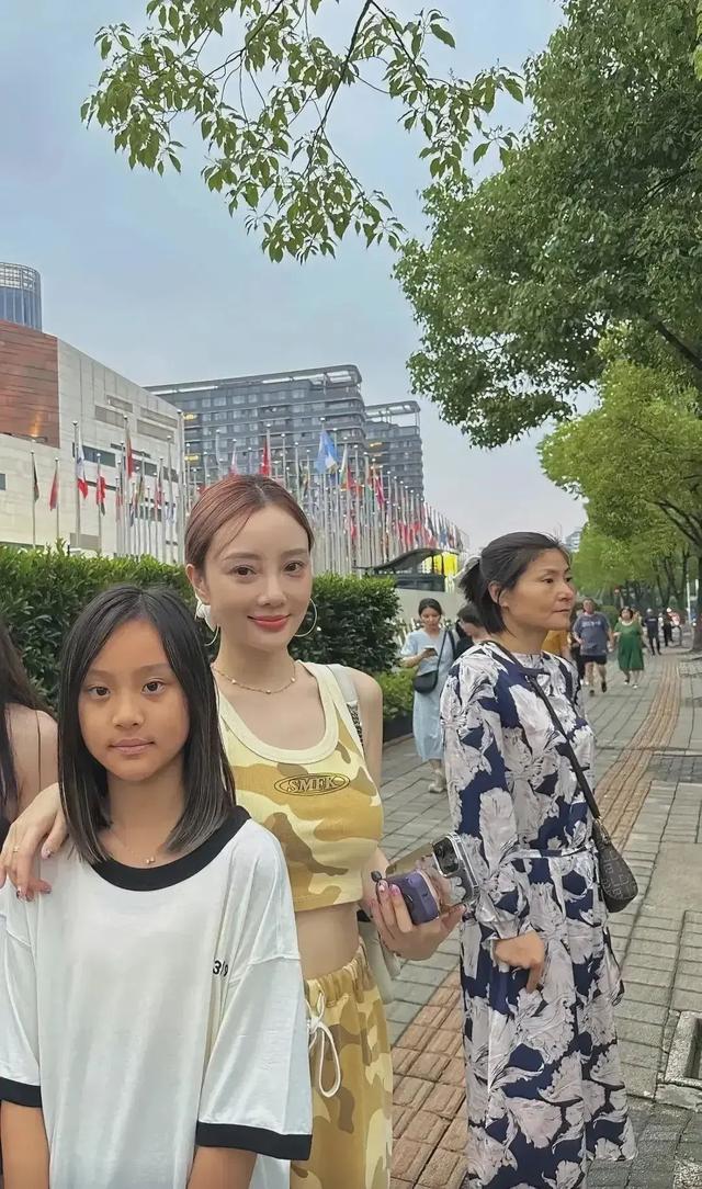 李小璐素颜看起来好显老，鱼尾纹也那么多，身材垂得厉害还穿露脐吊带