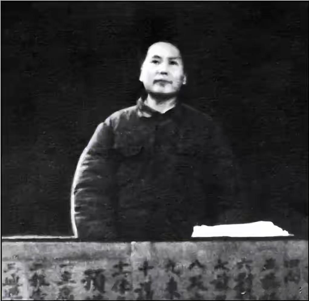 毛主席是我们思想理论丰碑！毛泽东思想是我们的指路明灯！敬爱的毛主席！我们怀念