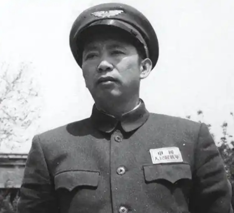 1950年，刘亚楼到剧院看戏，他刚坐下没多久，就有一双脚架到了他的头上，他瞬间火