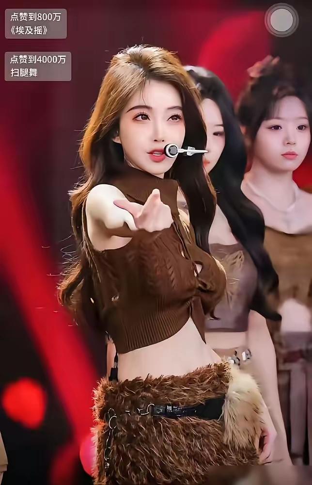 咋整的，眼睛一个大一个小，这么明显！看不出身高了吧，甚至看不出她是谁了吧……