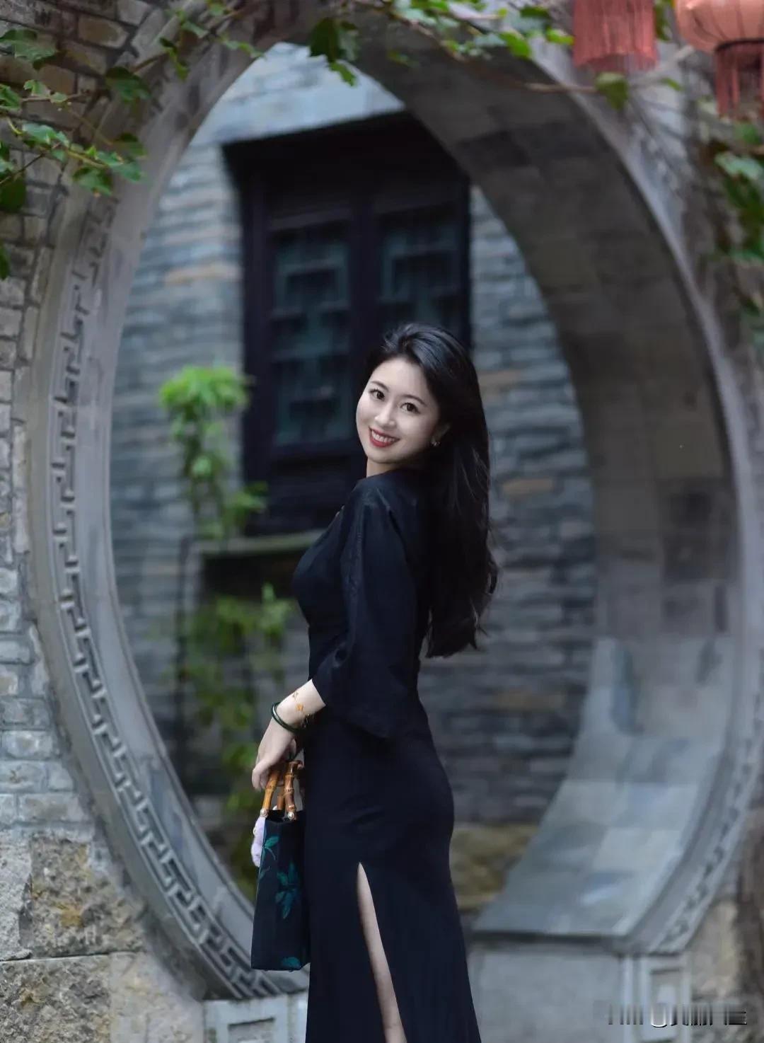 薄雾轻笼步轻盈，如梦似幻入仙境。