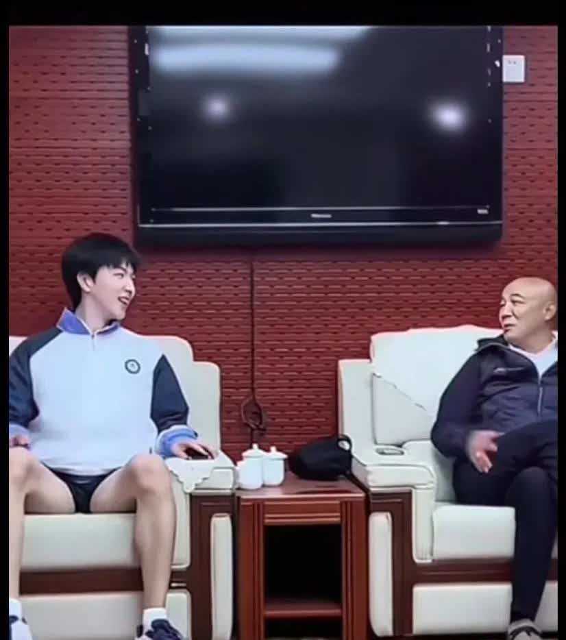 名人里两个肖战。演员肖战和乒乓球教练肖战。后者的英语水平很高。肖战年轻的时候