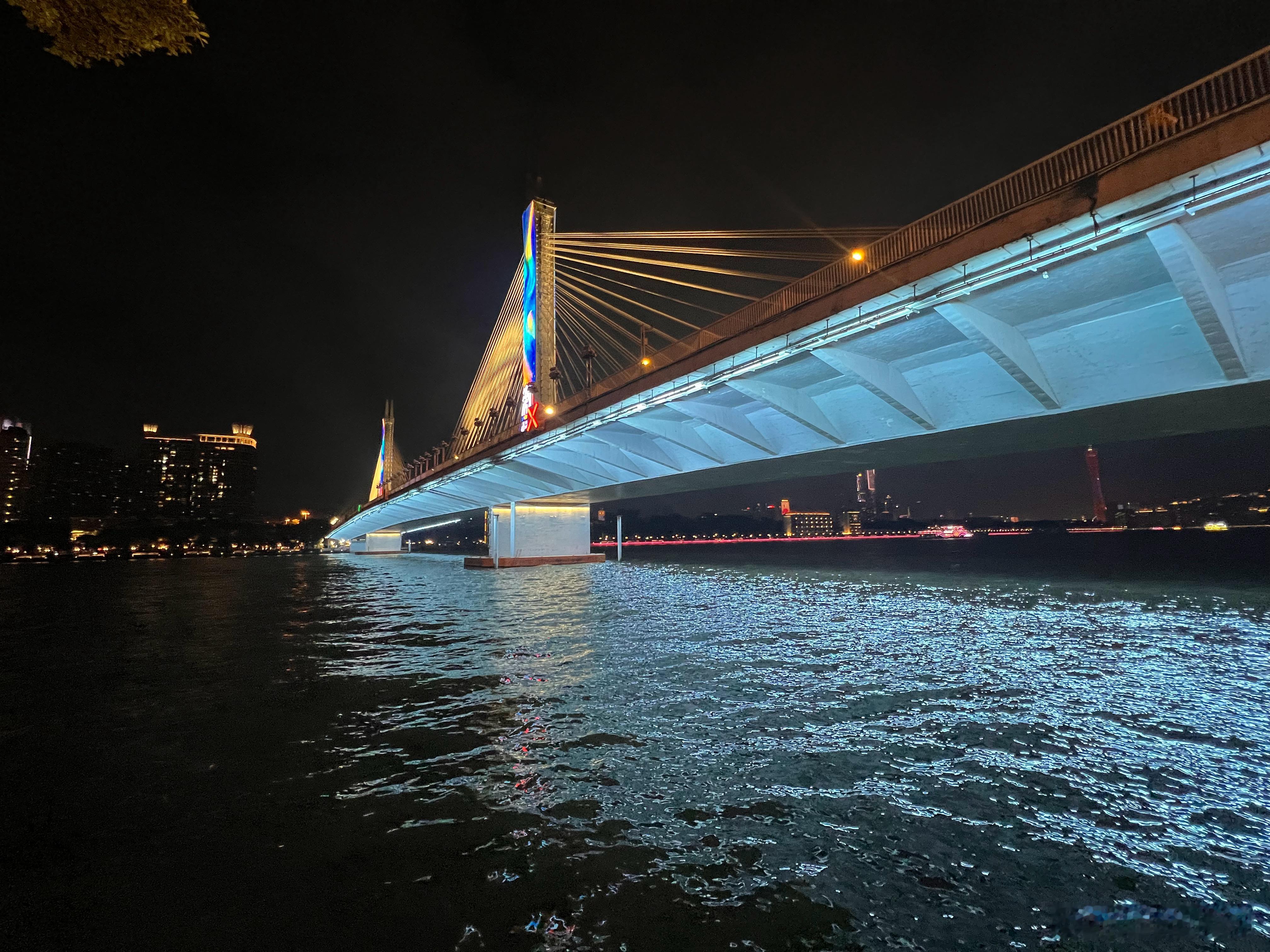 昨儿吃完饭说走一走、消耗一点热量，结果最后走了15公里，今儿脚疼……广州·滨江