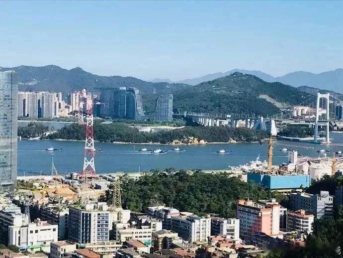受台风“沙德尔”带来的强降雨影响，福建莆田从十三点开始，全市启动停工，停产，停课，休市的应急举措，全