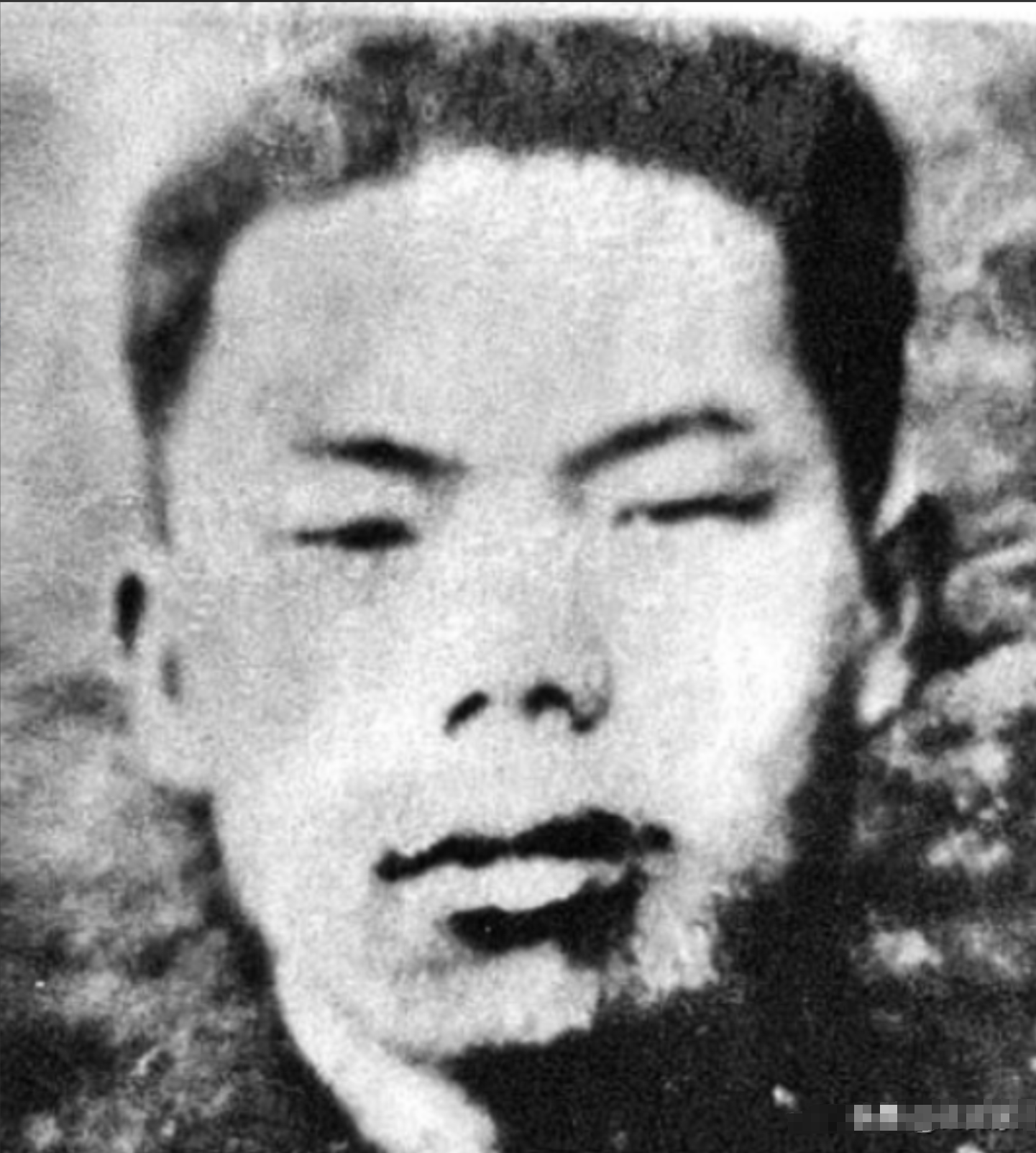 1952年，志愿军正在睡梦中，一战士因燥热睡不着出去巡逻，无意间听到黑夜中传来细