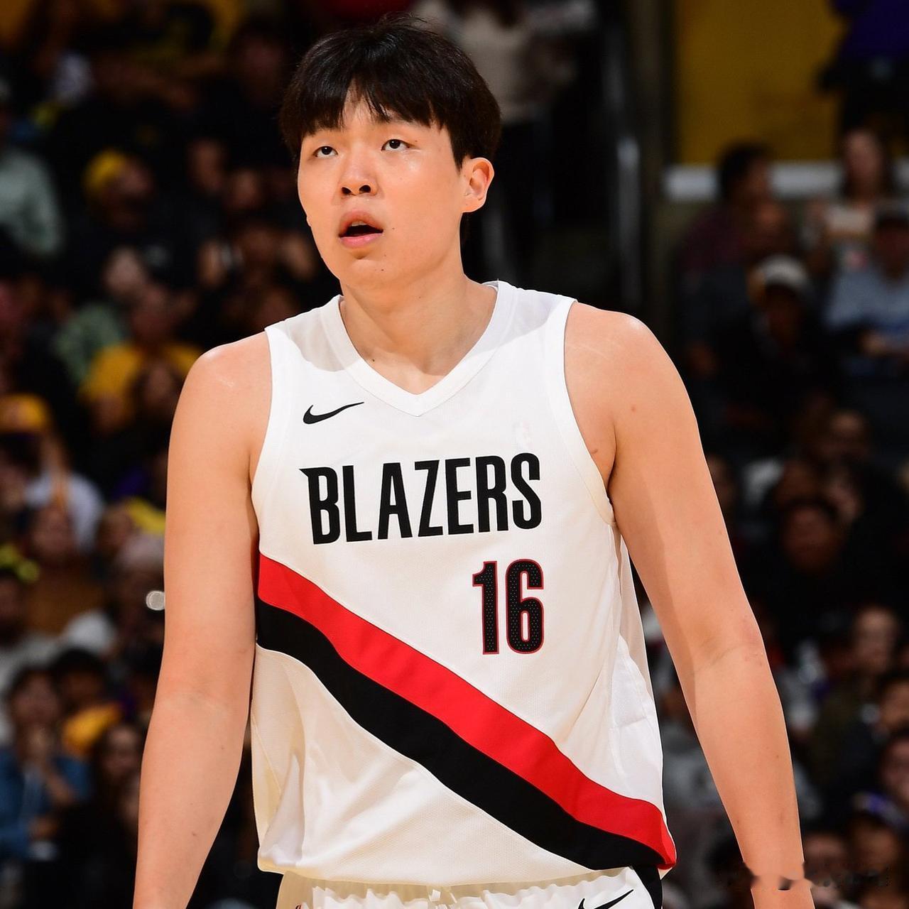 杨翰森跌至第5中锋，却迎来希望！在开拓者123-118勇士的比赛里，杨翰森直