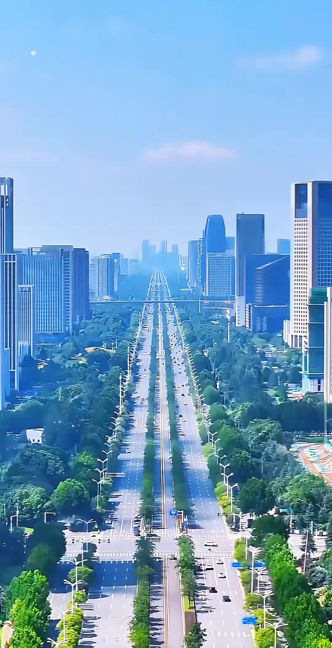 合肥的这个BRT快速公交站，道路是设在中中央的，也有绿化作了隔离。如果是站台设有