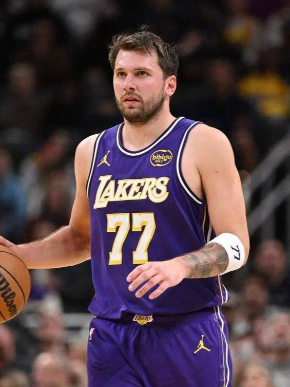 前NBA教练批评东契奇：手里没球就不会打球！近日，前NBA教练萨姆-米切尔，在播客节目中谈论了东契奇