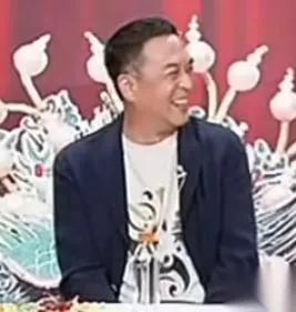翻了一下午老照片越看越纳闷明明那时候吃的穿的都比现在差老远啊？你看照
